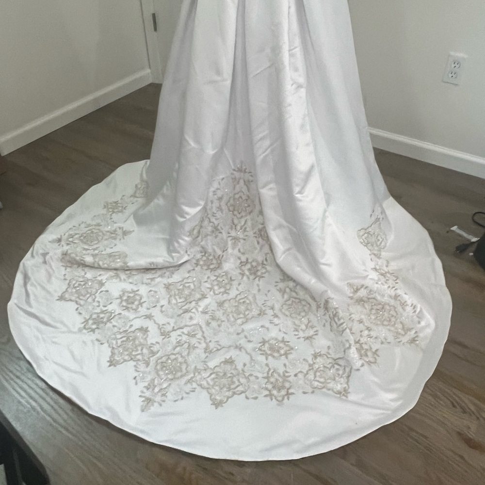 Oleg Cassini size 16 wedding gown
50% price drop!!!